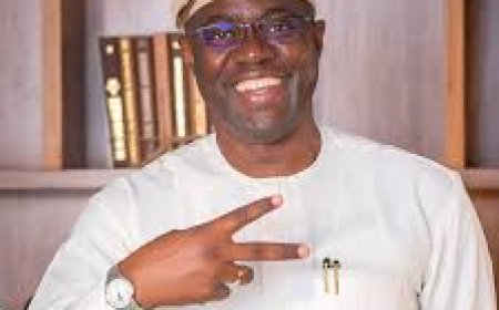 Makinde presents Toyota Land Cruiser Prado to outgoing Oyo CP Sonubi