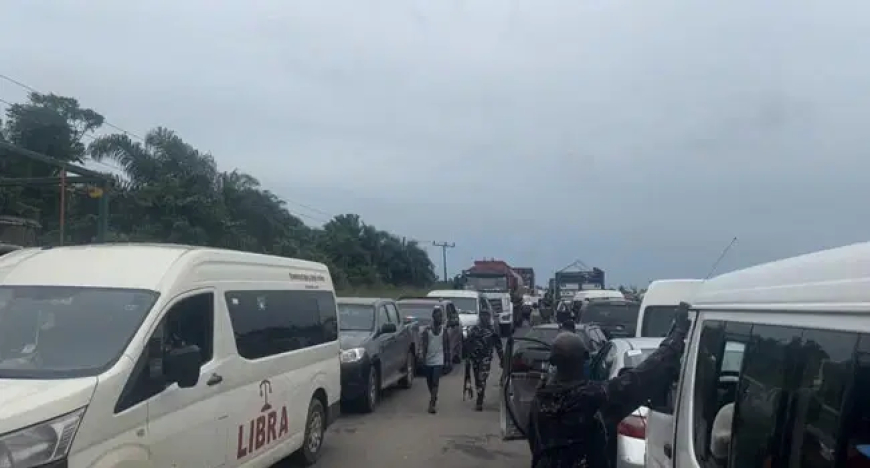 Protesters block Ughelli axis of East-West road over land dispute