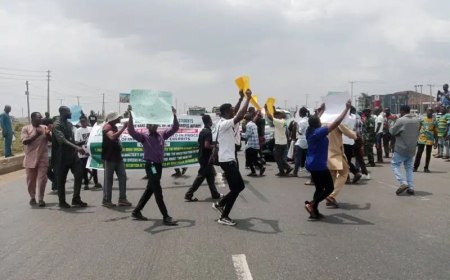 Ogun students block Lagos-Ibadan Expressway, demand IGP’s intervention over LASU graduate’s disappearance