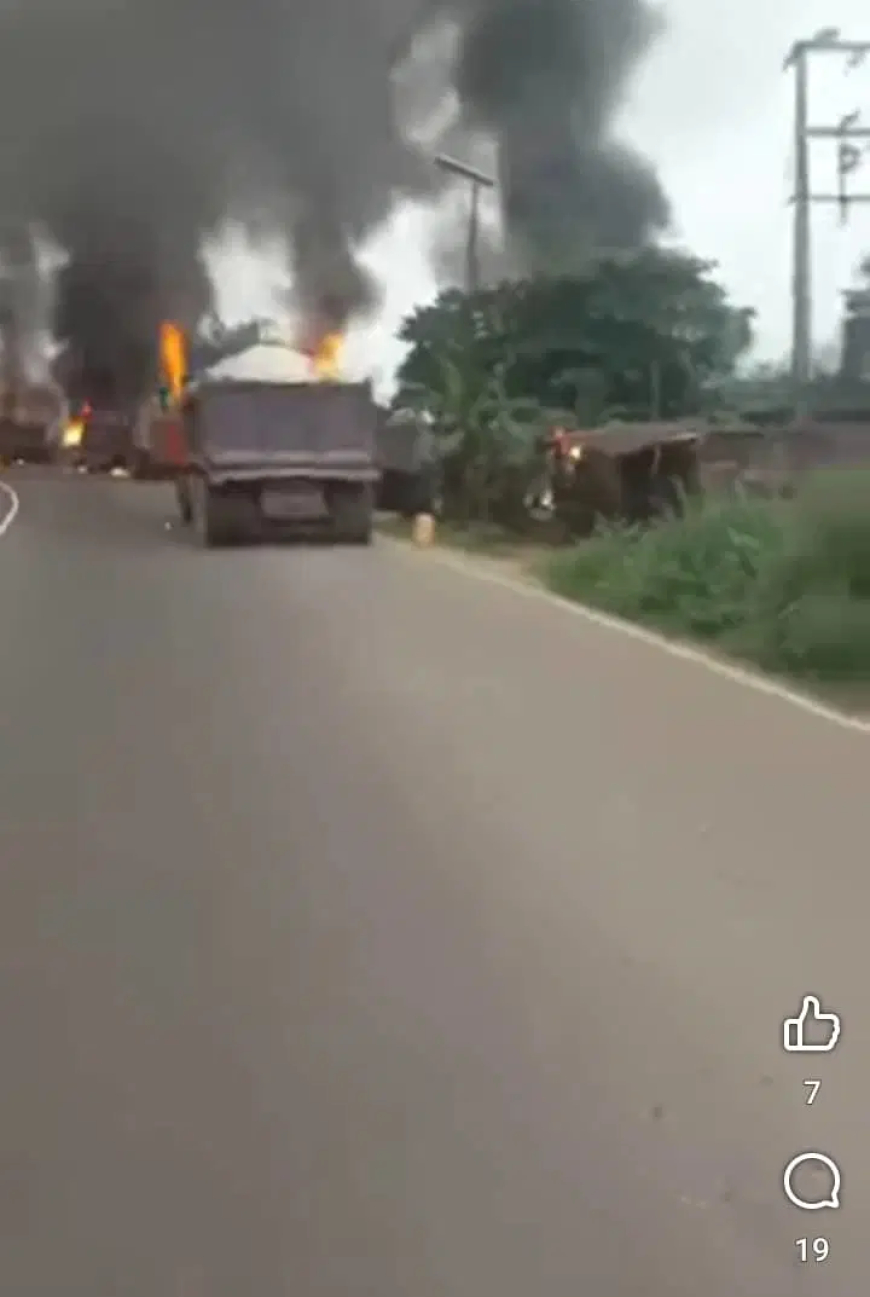 Tension in Imo: Gunmen set over six vehicles ablaze, kidnap commuters