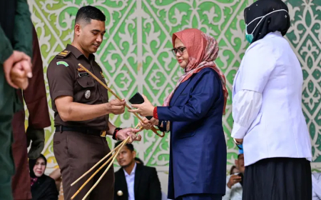 Lovers publicly flogged in Indonesia for sex outside marriage