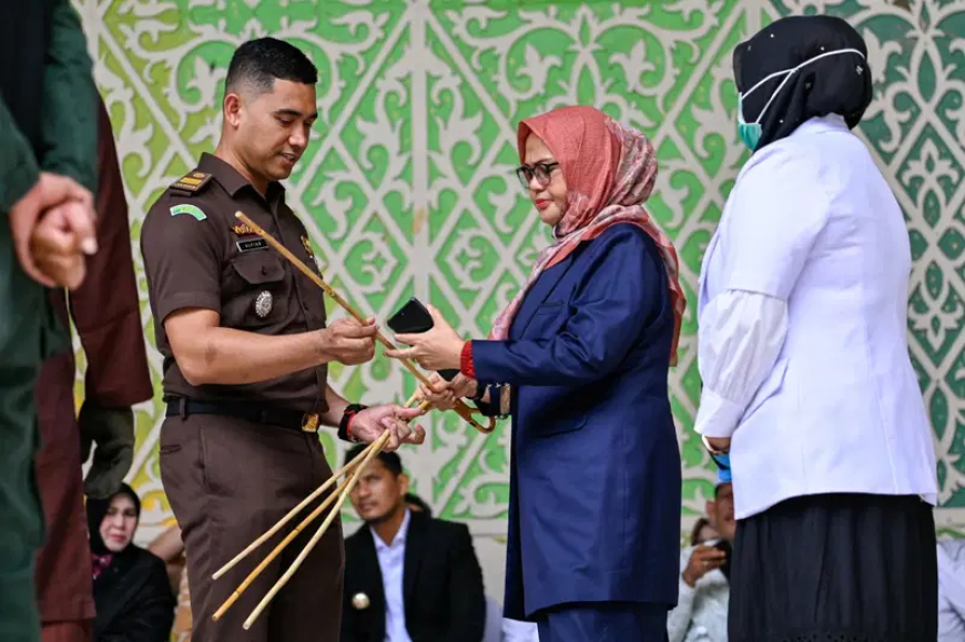 Lovers publicly flogged in Indonesia for sex outside marriage