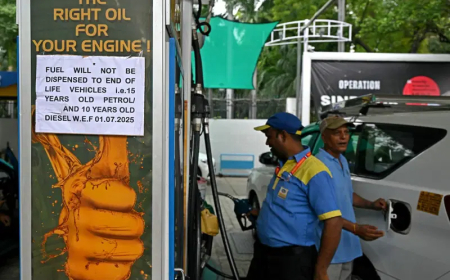 India bans fuel for old cars in capital New Delhi