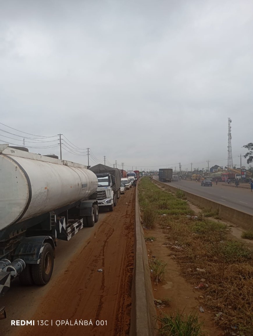 Gridlock leaves commuters stranded on Lagos–Ibadan Expressway