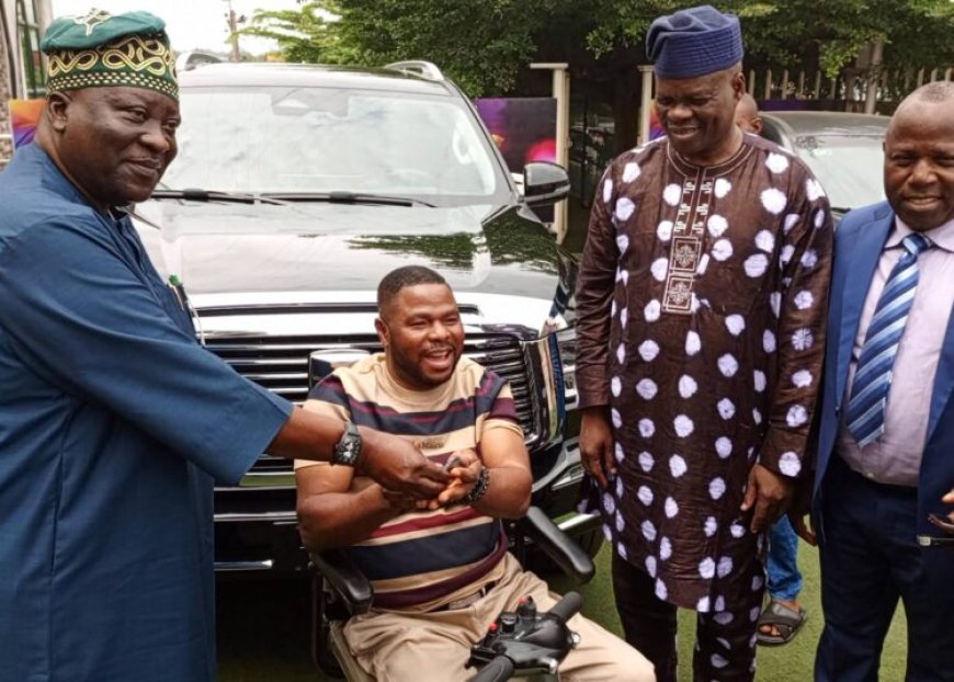 Oyo gov gifts Ayefele SUV after fire incident