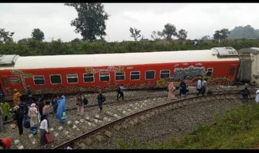 Abuja-Kaduna train derails