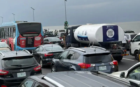 Third Mainland Bridge gridlock: Residents protest demolition of houses in Oworonshoki