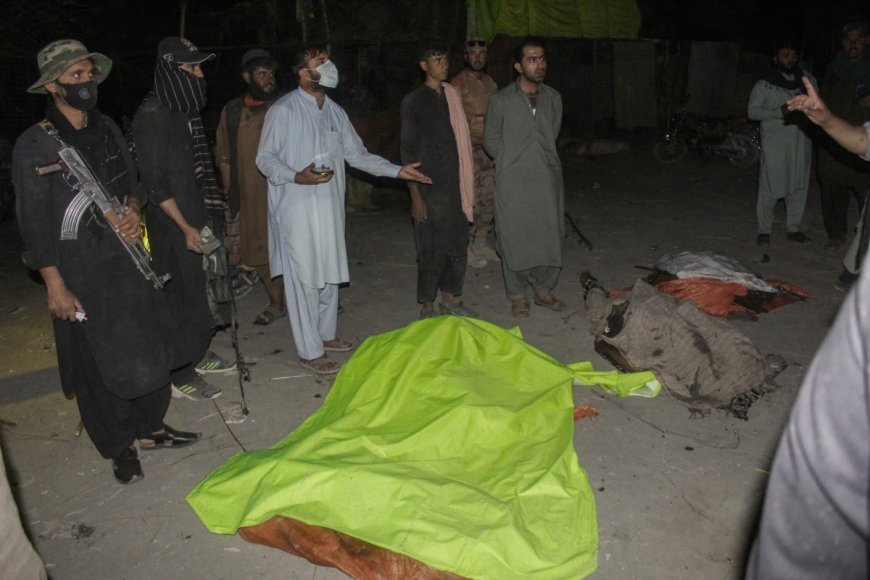 11 die in Pakistan blasts