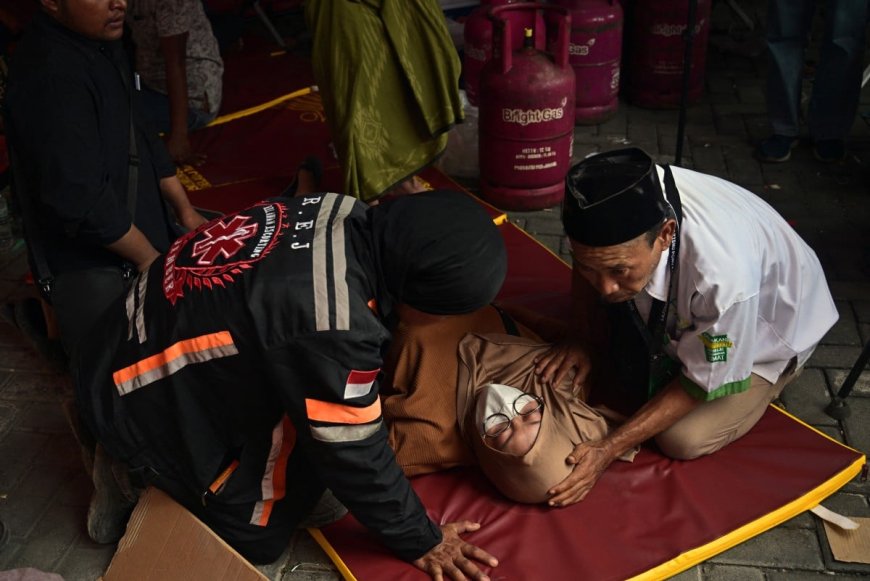 Dozens missing, three dead in Indonesia school collapse