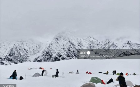 Stranded hikers rescued near Mount Everest