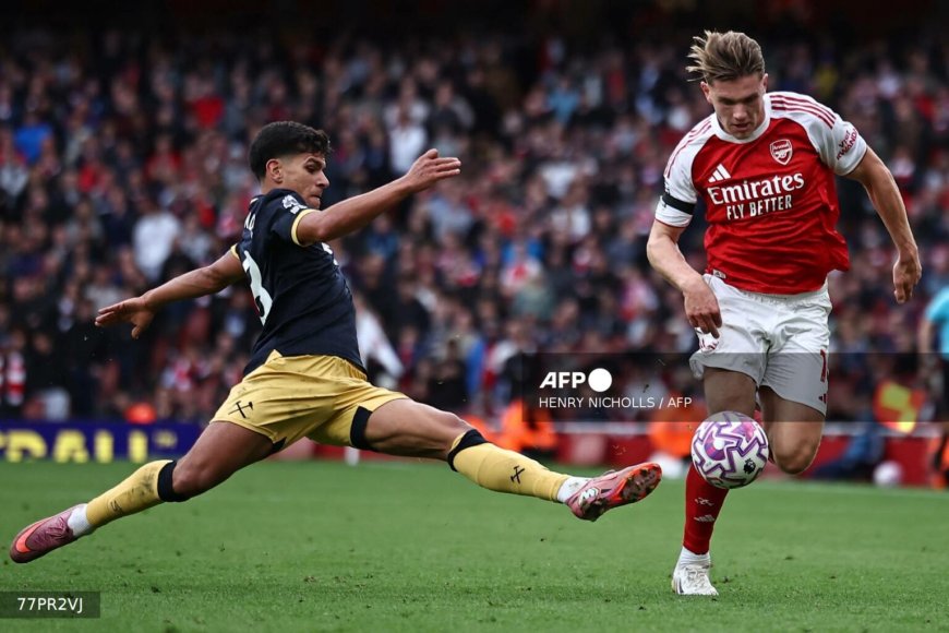 Arsenal go top of Premier League as Man Utd ease pressure on Amorim