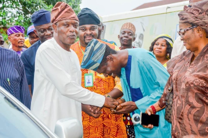 Odogbolu LG Chairman, Babatunde Diya, Rewards Loyalists With Car, Motorcycle