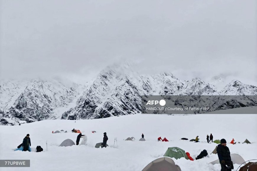 Stranded hikers rescued near Mount Everest