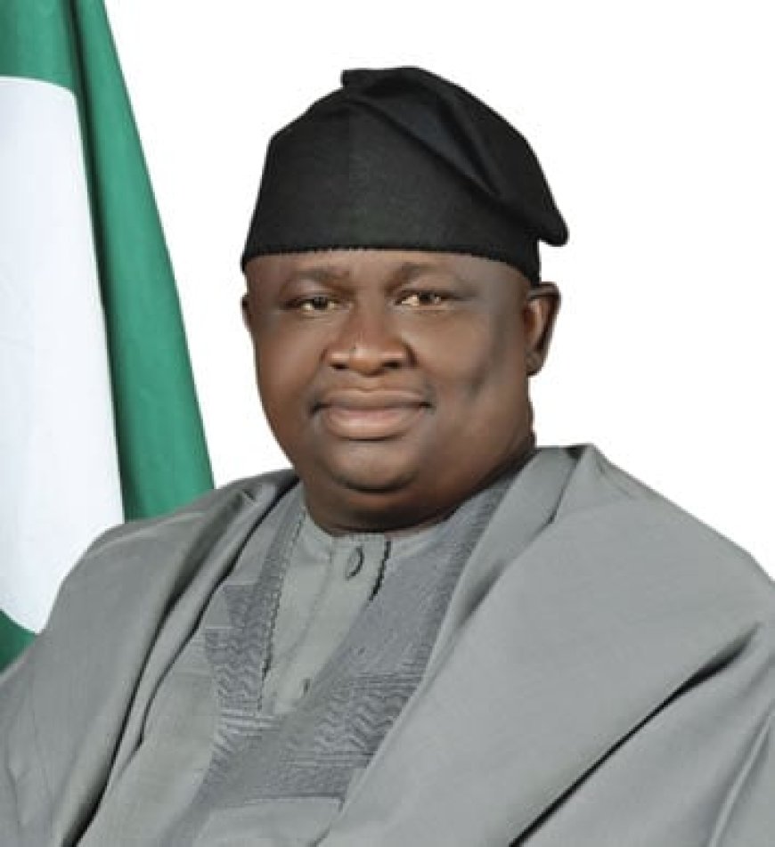 Senator kicks off 12 electrification projects in Ogun communities