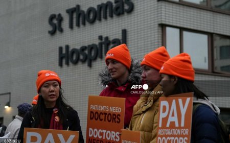 UK doctors begin strike over low pay