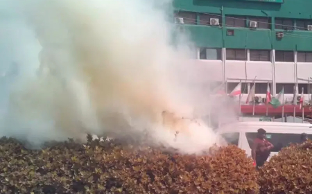 Politicians, journalists scamper for safety as police fire teargas at PDP headquarters