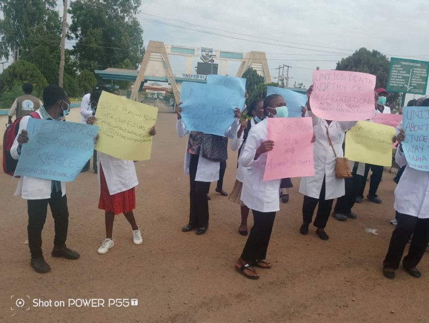 UNIJOS dental students protest against 10 years without graduation