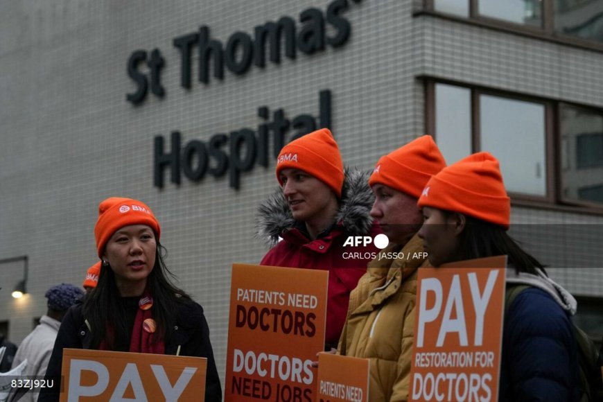 UK doctors begin strike over low pay