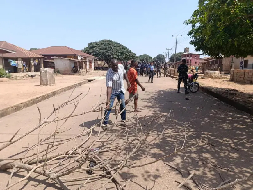 Angry Kwara youths block Ilorin–Kabba Road after deadly bandit attack