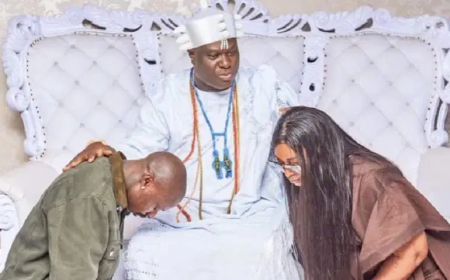 Ooni welcomes ‘son’ Asake; hosts singer, mum at palace