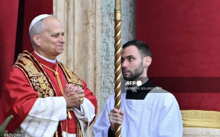 Pope urges Russia, Ukraine dialogue in Christmas message