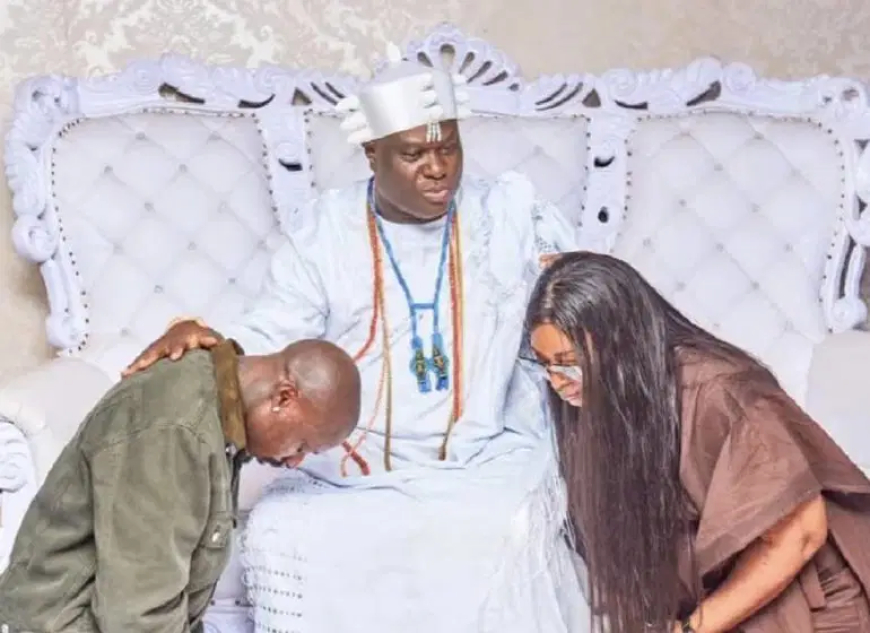 Ooni welcomes ‘son’ Asake; hosts singer, mum at palace