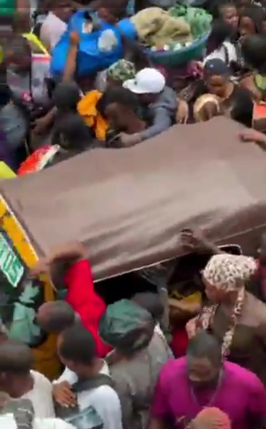 Chaos as last-minute shoppers overwhelm Lagos Balogun market