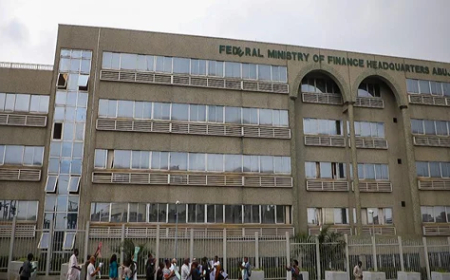 Contractors block finance ministry again over debts