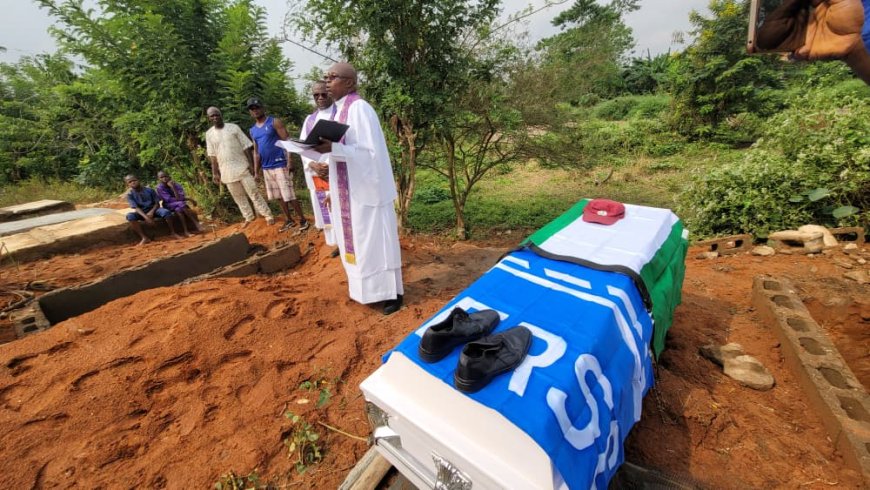 Family mourns as slain Ogun FRSC officer, daughter buried