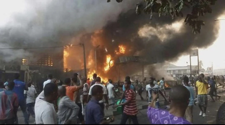 Fire razes Lagos industrial estate