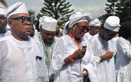 Fathia Balogun weeps at mother’s burial