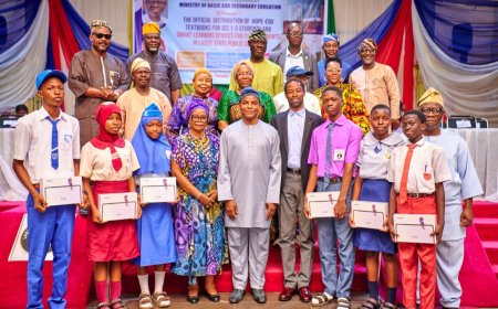 Sanwo-Olu distributes smart tablets to 600,000 Lagos students