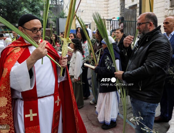 Israeli police bar Jerusalem patriarch from Holy Sepulchre on Palm Sunday