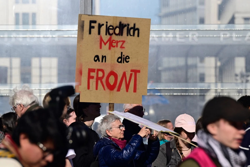 German students protest against military recruitment drive