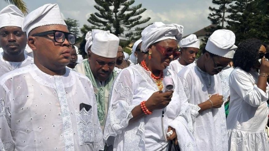 Fathia Balogun weeps at mother’s burial