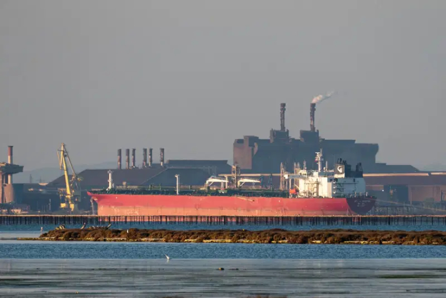 UK allows US to use bases to strike Iranian sites targeting Hormuz