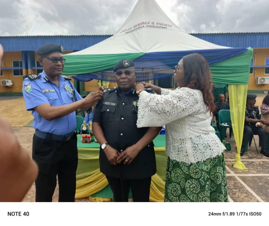 AIG decorates newly-promoted police officers