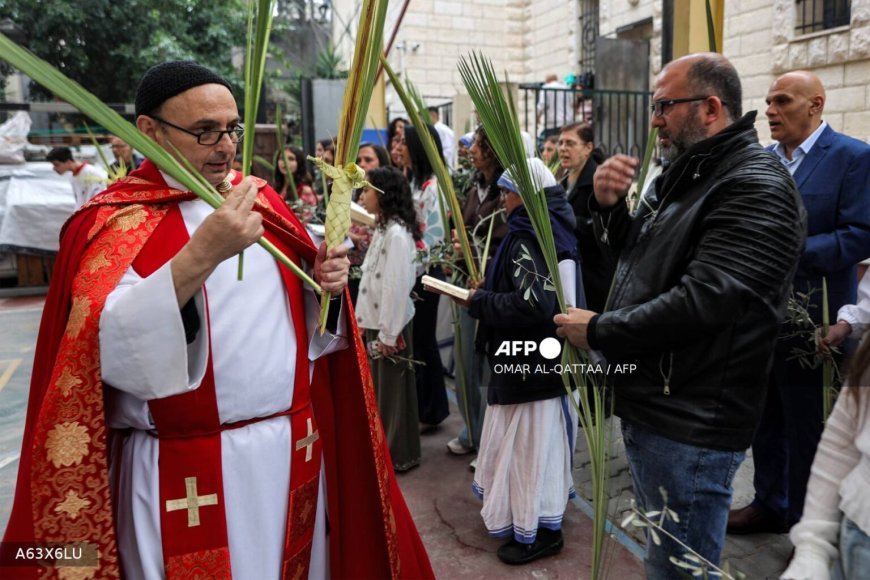 Israeli police bar Jerusalem patriarch from Holy Sepulchre on Palm Sunday