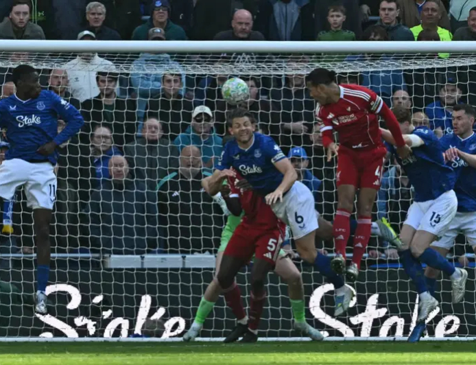 Van Dijk nets stoppage-time winner as Liverpool snatch 2–1 win over Everton