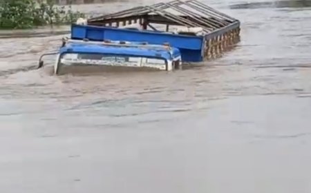 Flooding submerges collapsed Kwara bridge, traps commuters