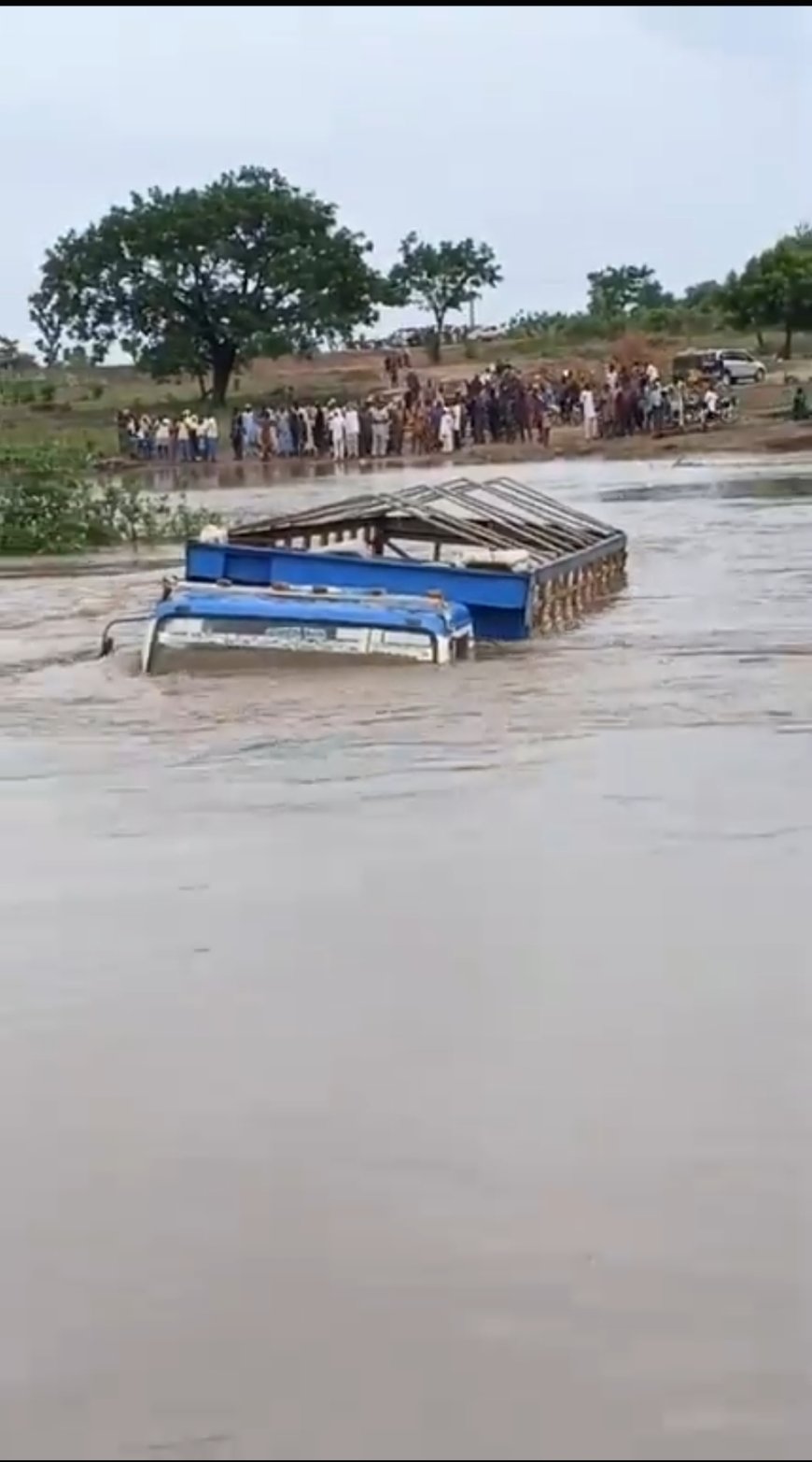 Flooding submerges collapsed Kwara bridge, traps commuters