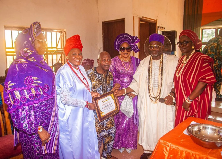 Monarch’s wife supports widows to honour late Ogun traditional ruler