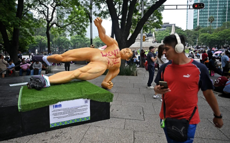 Protesting teachers in Mexico topple player statues days before World Cup