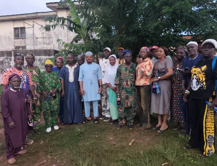 Akintunde Meets Iperu Ward 5 Leaders, Emphasises Unity, Progress For APC In Ikenne