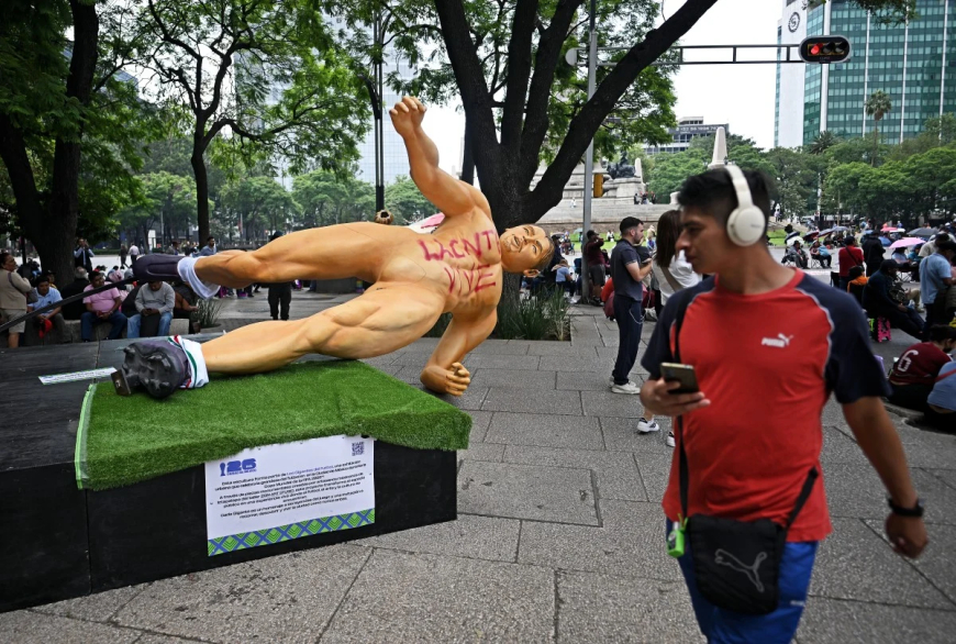 Protesting teachers in Mexico topple player statues days before World Cup