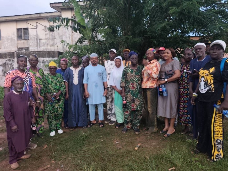 Akintunde Meets Iperu Ward 5 Leaders, Emphasises Unity, Progress For APC In Ikenne
