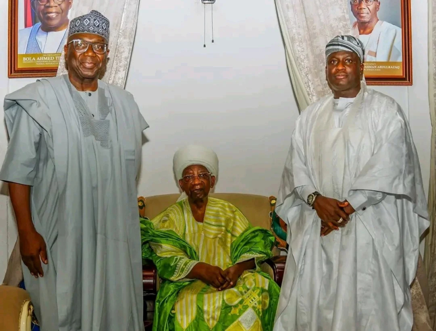 AbdulRazaq presents Kwara APC gov candidate to Emir of Ilorin