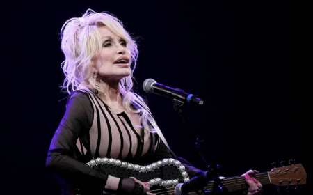 Dolly Parton: US lowers flags for one week