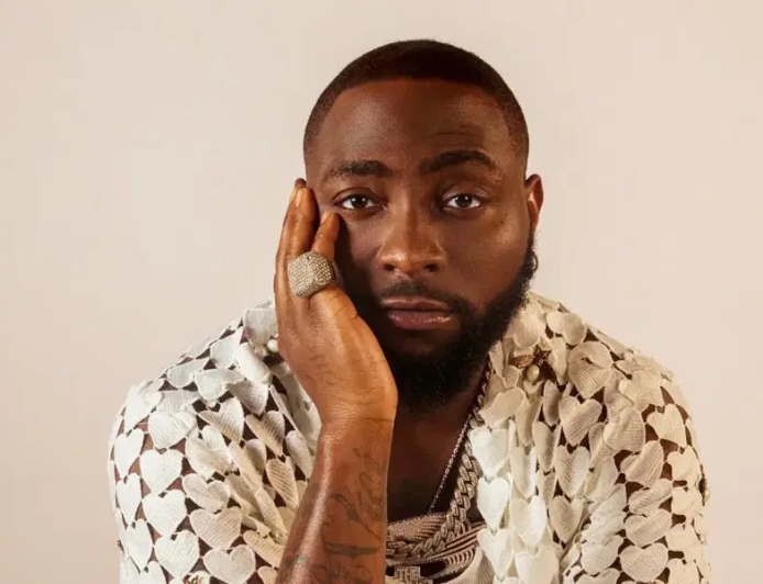 One killed as Davido’s security details, thugs clash at palace