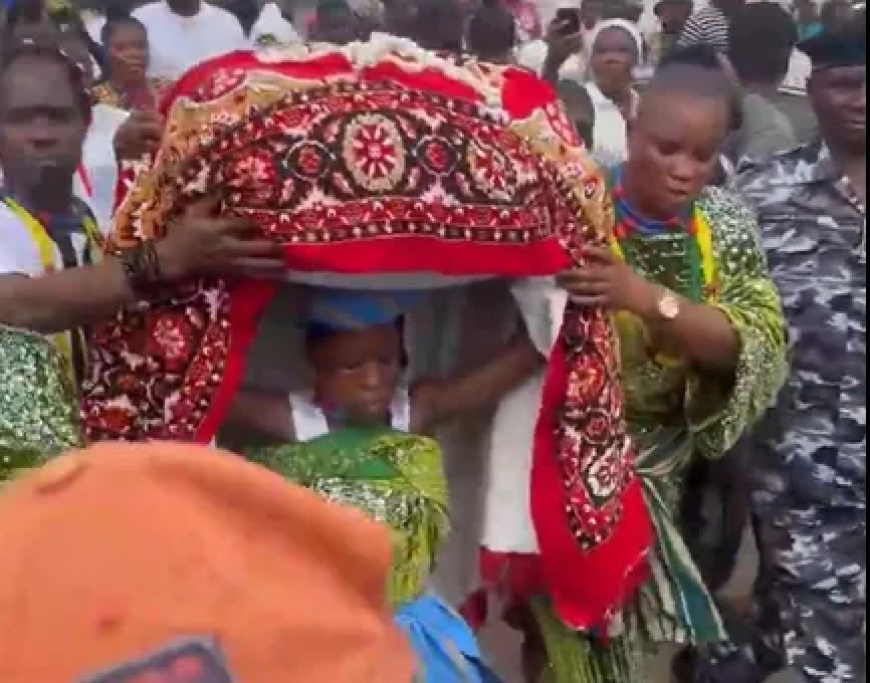10-year-old carries Osun-Osogbo festival calabash